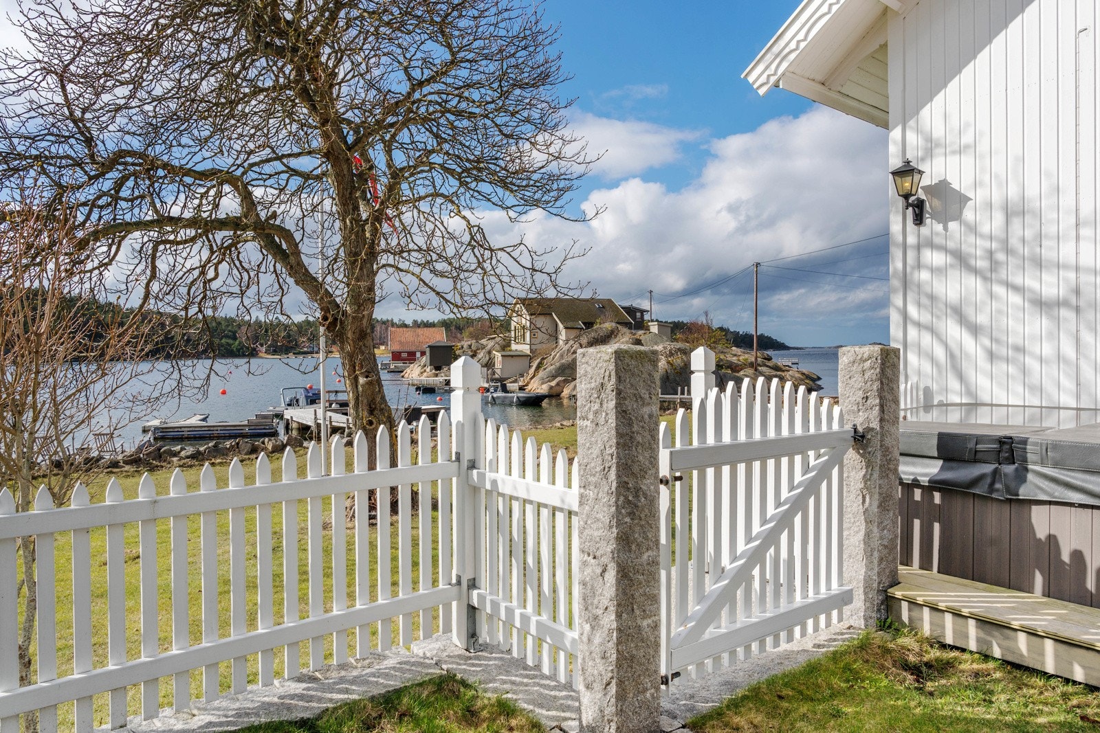 Hvitmalt stakitgjerde med granittstopler Galleribilde