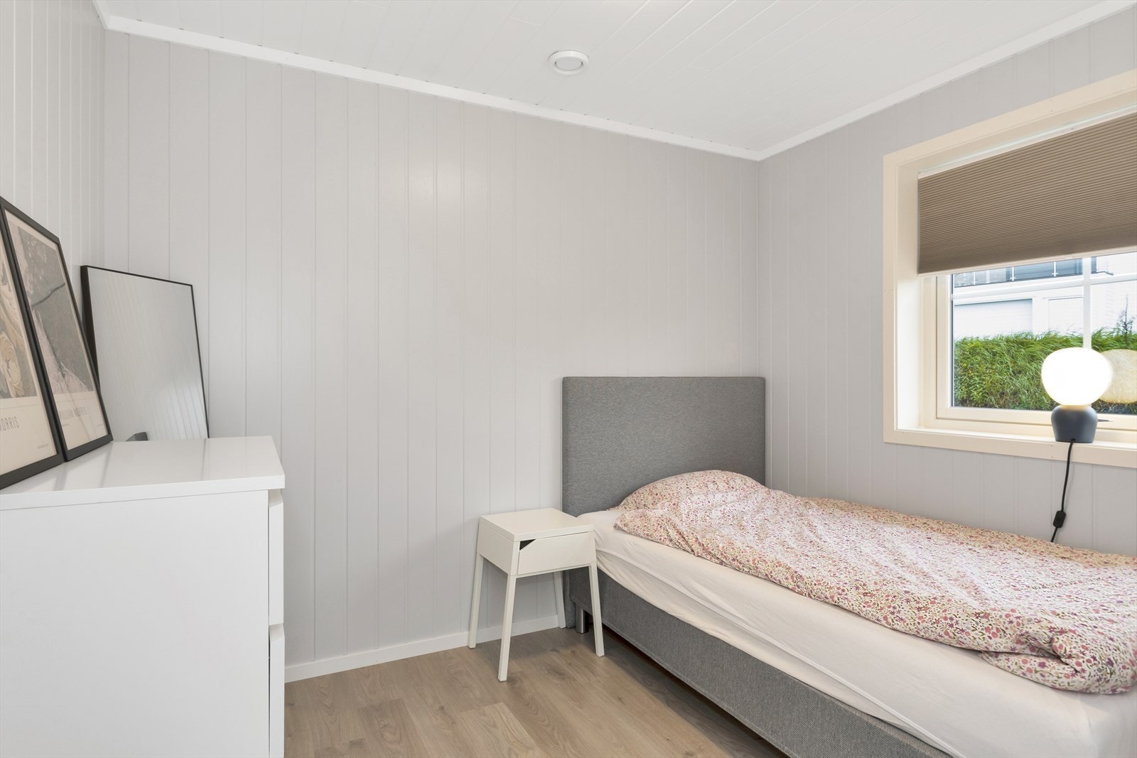 Soverom 1 i lyse farger med plass til garderobeskap. Montert dobbel plissegardin som isolerer og skjermer for sol fra 2020. Galleribilde