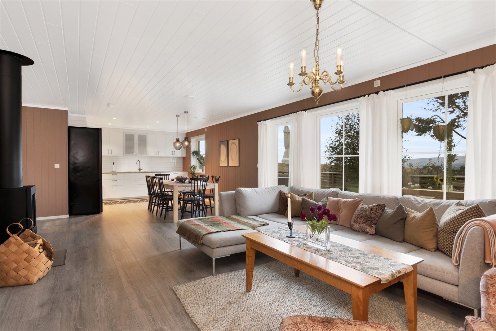 Fra stuen har du adkomst til boligens terrasse og hage. Galleribilde