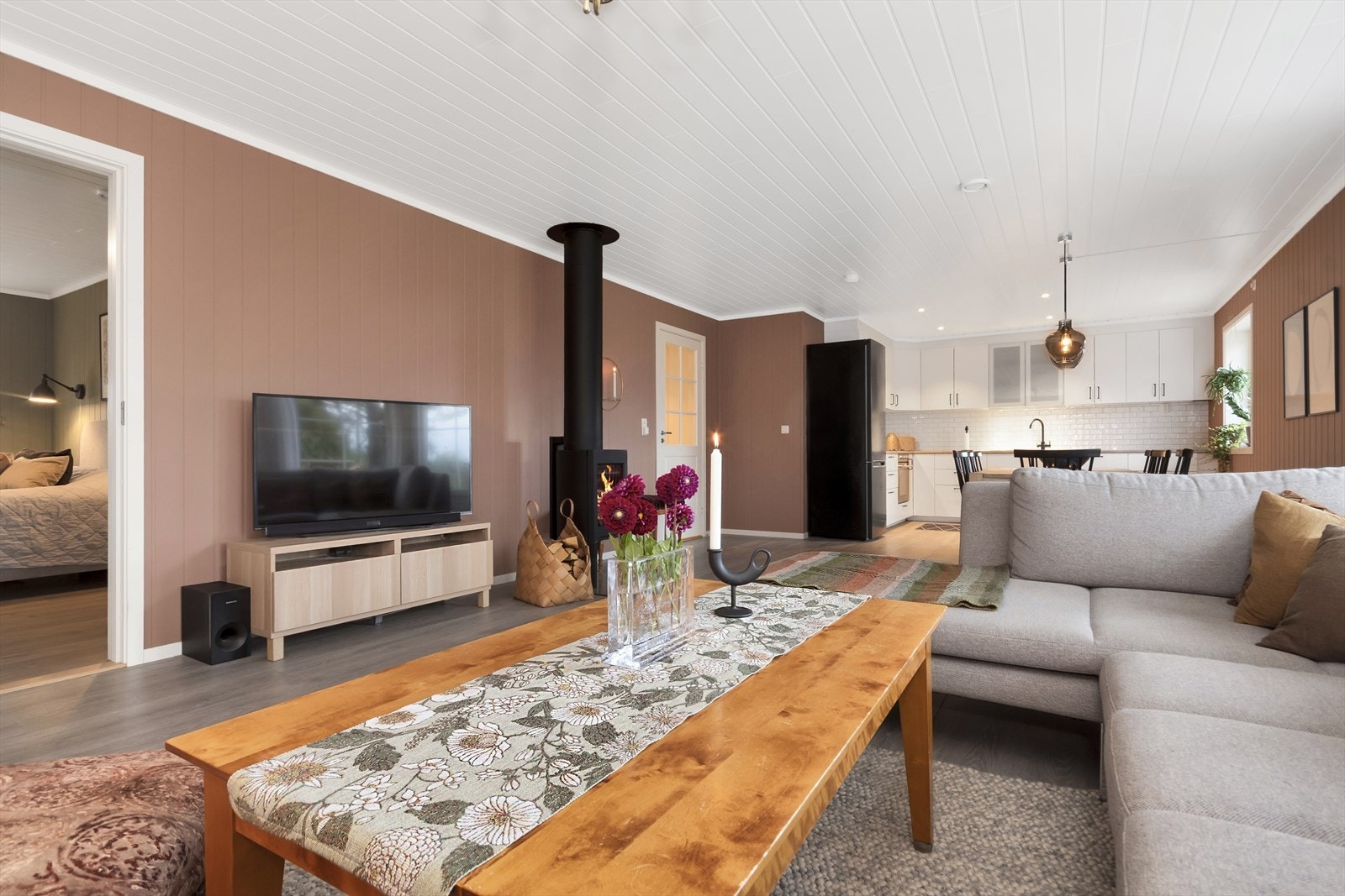 Fra stuen har du adkomst til hovedsoverommet. Laminatgulv og panelplater på vegg. Galleribilde
