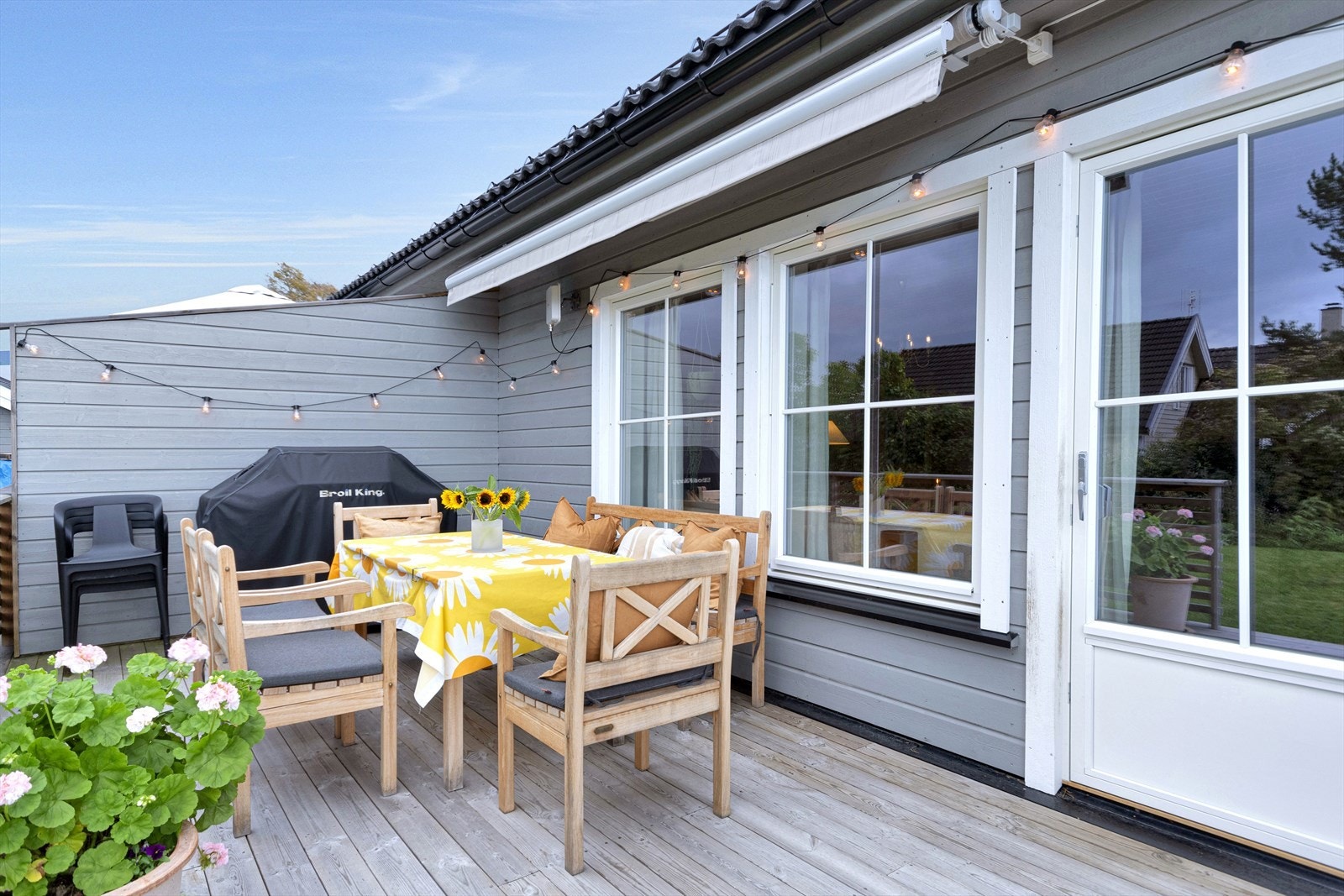 Terrassemarkise med motor montert i 2022. Galleribilde