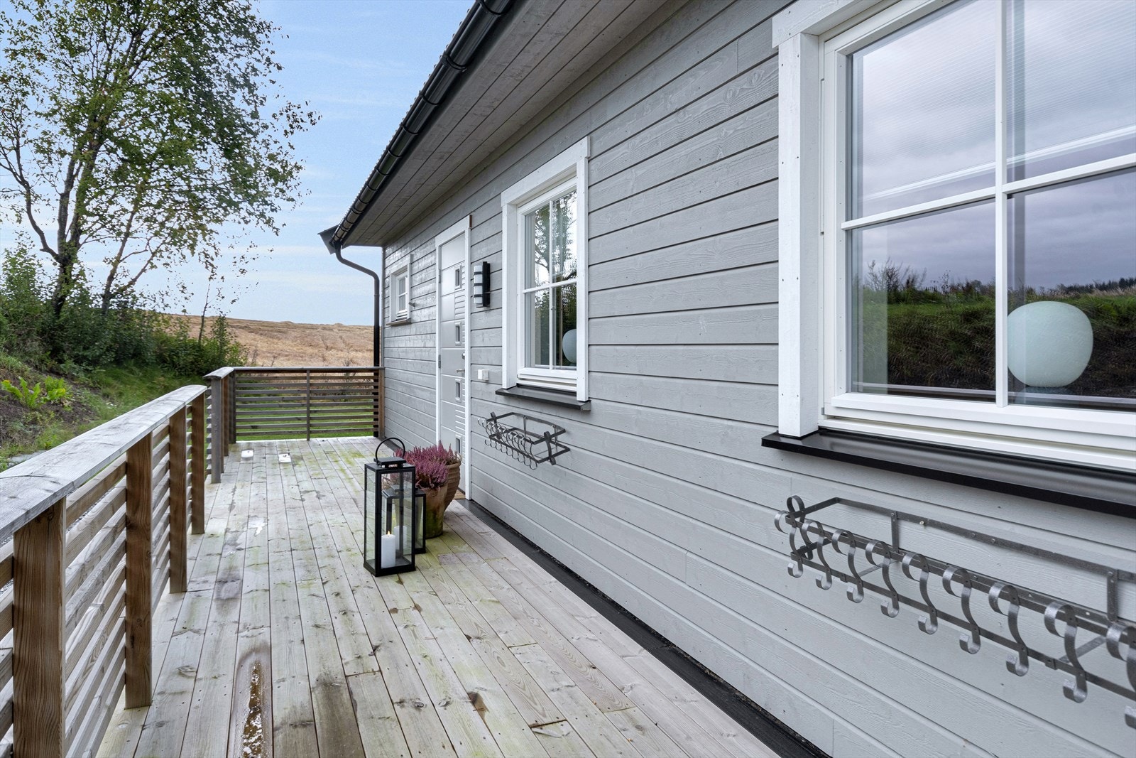 Inngangsparti på terrasseplatting med muligheter for utemøbler. Galleribilde