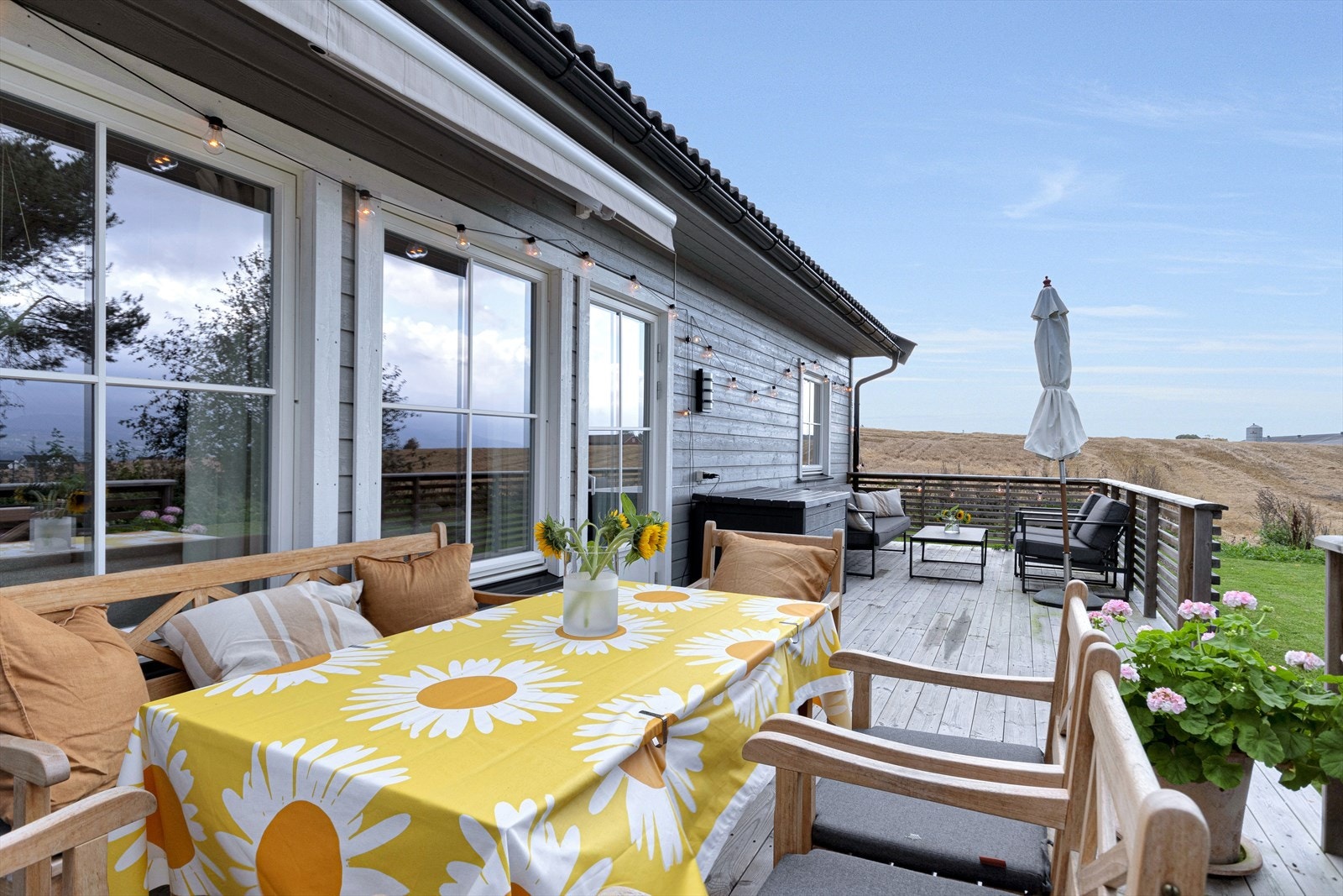Romslig terrasse med skillevegg utenfor stuen. Gode solforhold på den sørvendte terrassen med sol frem til ca klokken 19:00. Galleribilde