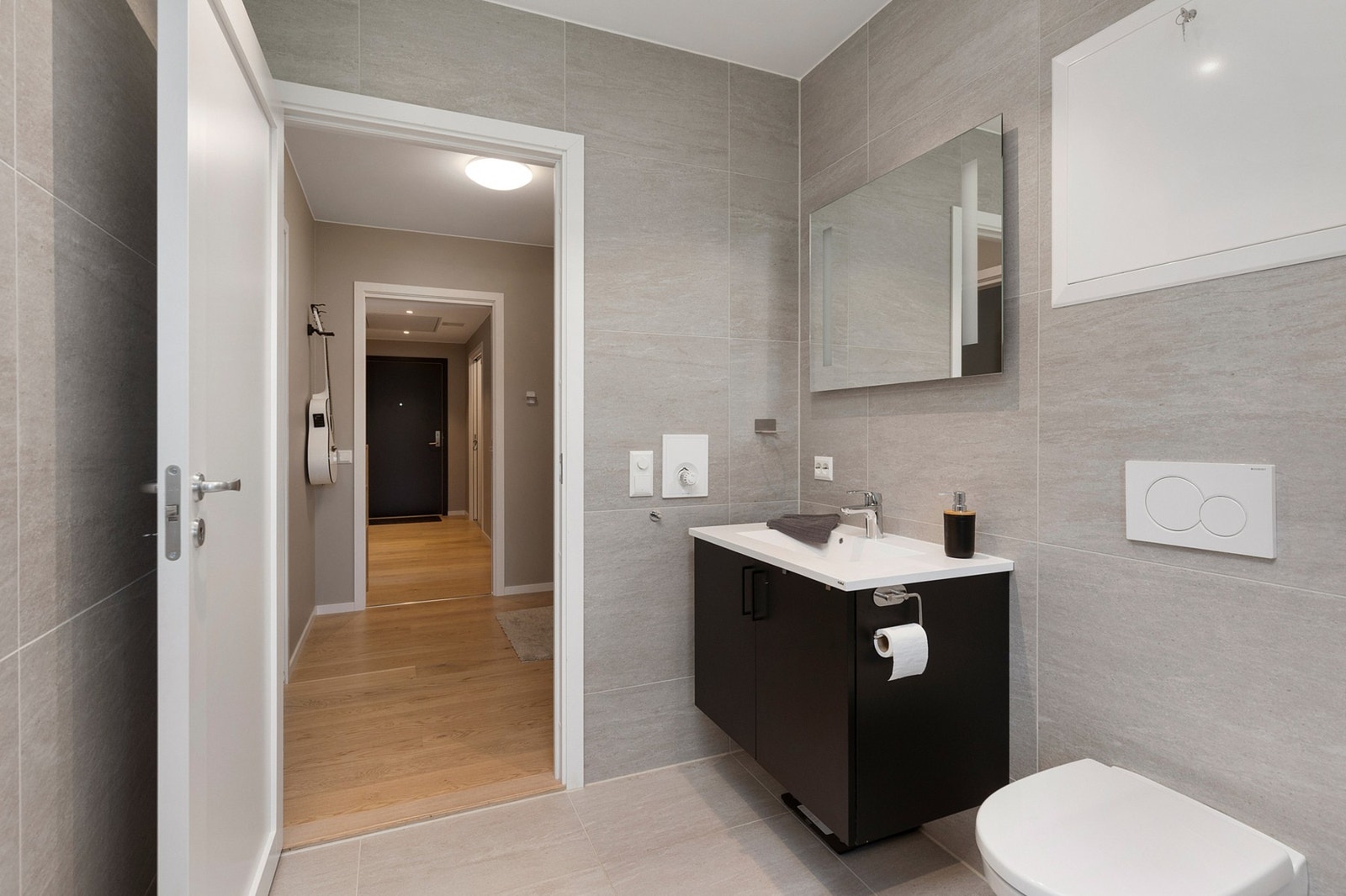 Pent flislagt bad med varmekabler i gulvet. Galleribilde