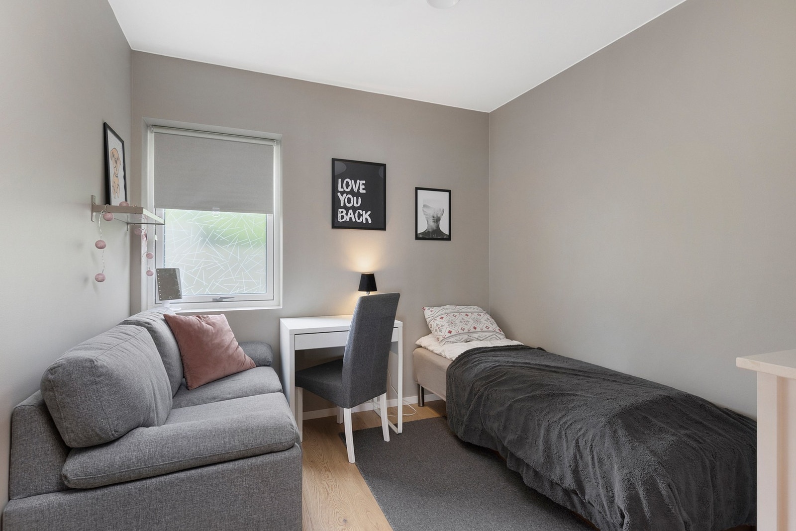 Soverom 2 er perfekt som et gjesterom eller hjemmekontor. Galleribilde