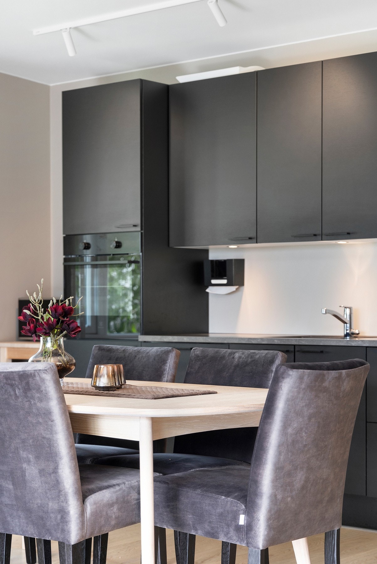 Kjøkkenet har integrerte hvitevarer. Galleribilde