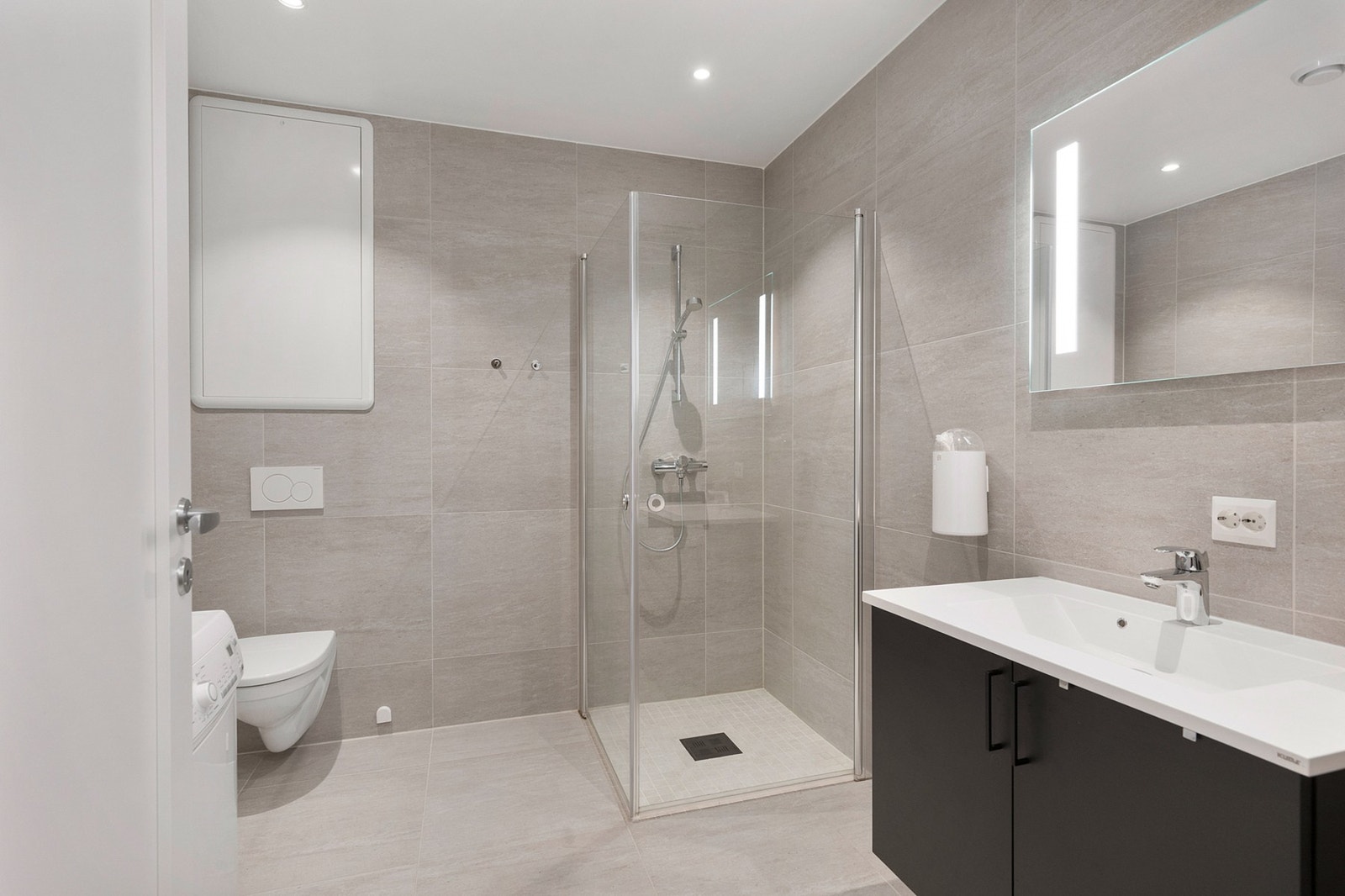 Flott flislagt bad med varmekabler i gulvet. Opplegg for vaskemaskin på badet. Galleribilde