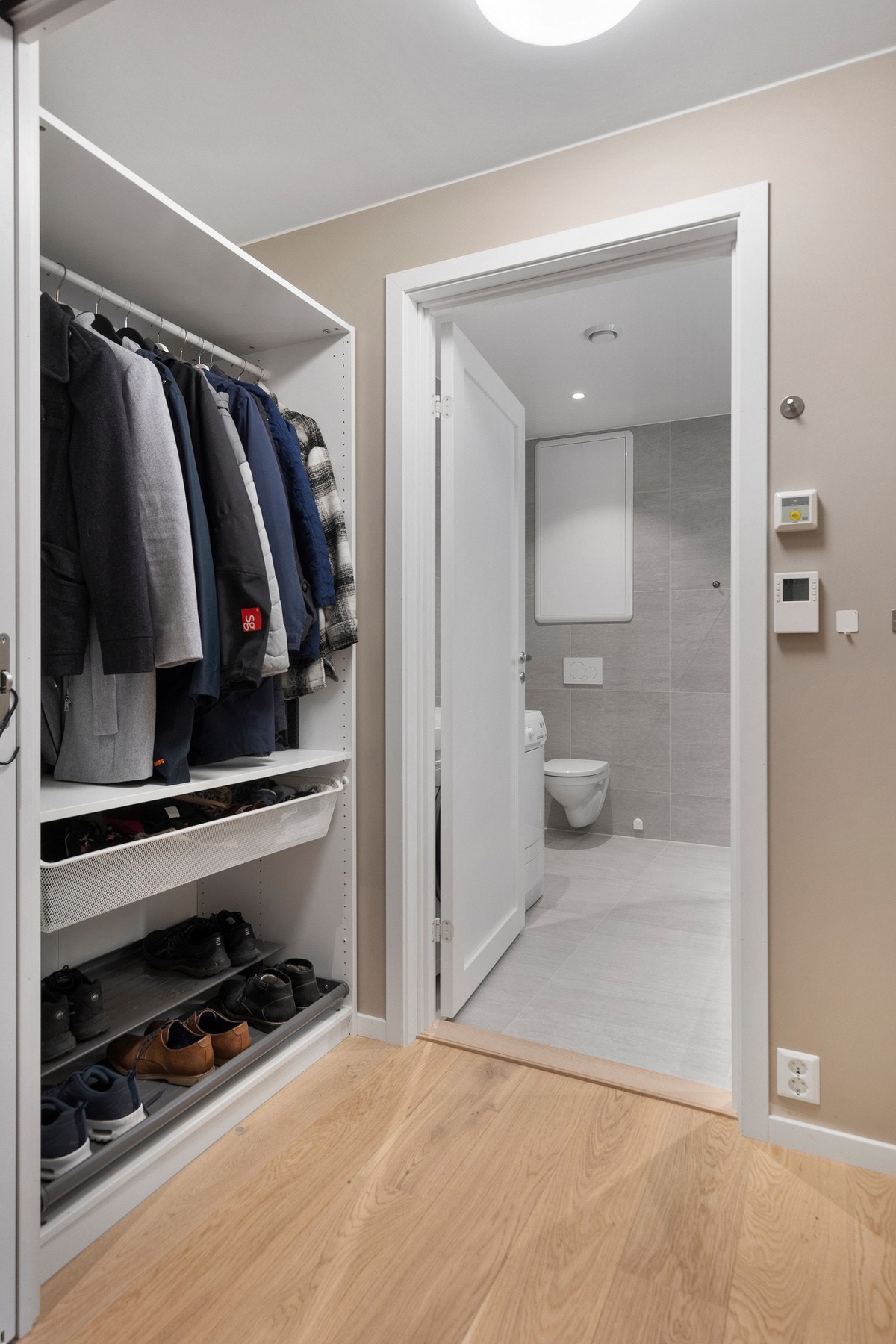 Eget walk-in closet/bod ved entré/baderom. Galleribilde