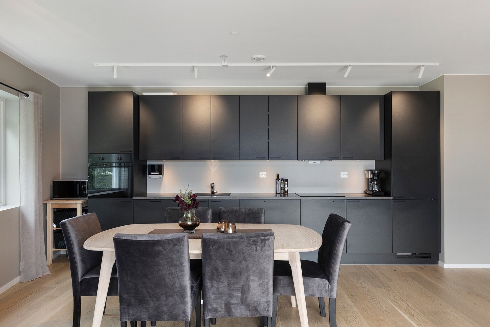 Ved kjøkkenet er det god plass til spisebord for å nyte hyggelige stunder med familie og venner. Galleribilde