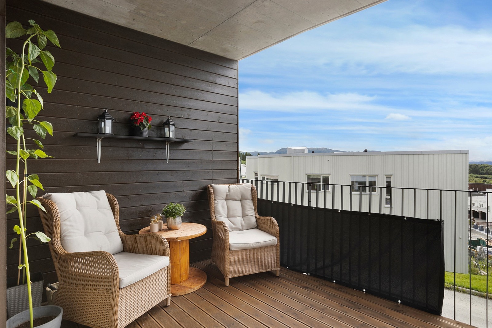 Stor og skjermet balkong med gode solforhold. Beboerne i sameiet kan benytte seg av en felles takterrasse med gode utsikts- og solforhold. Galleribilde