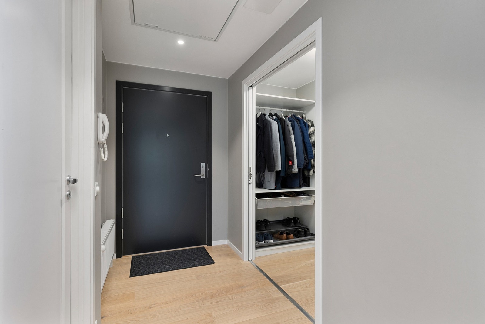 Lys og innbydende entré. Galleribilde