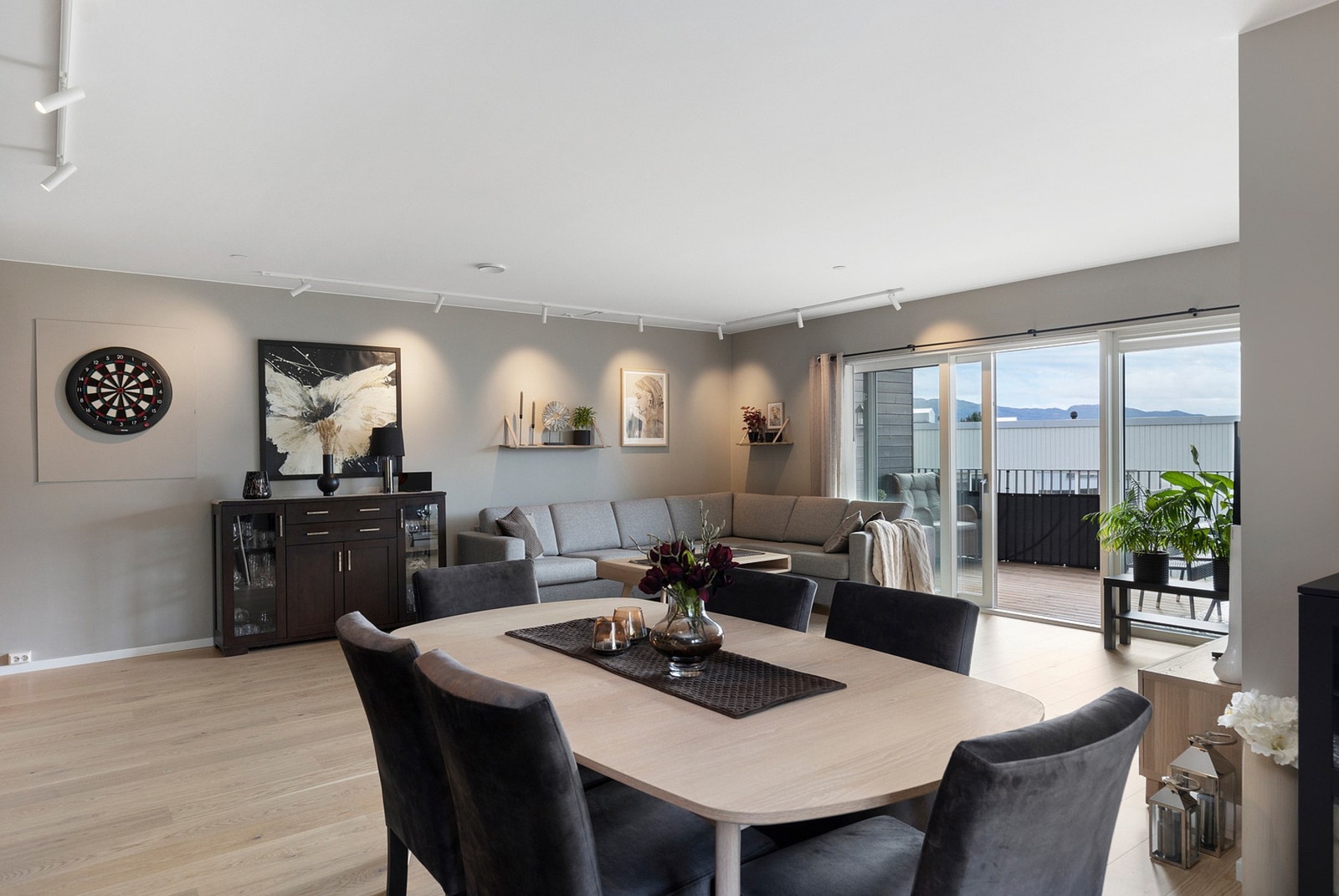 Romslig stue med utgang til balkong. Galleribilde