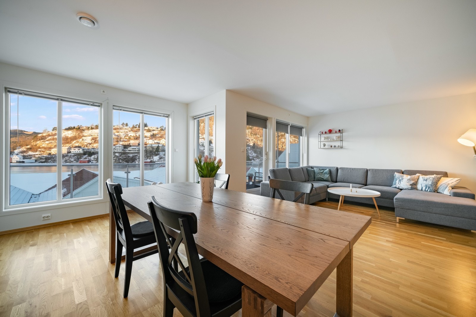 Romslig stue med utgang veranda med gode sol- og utstiktsforhold. Galleribilde
