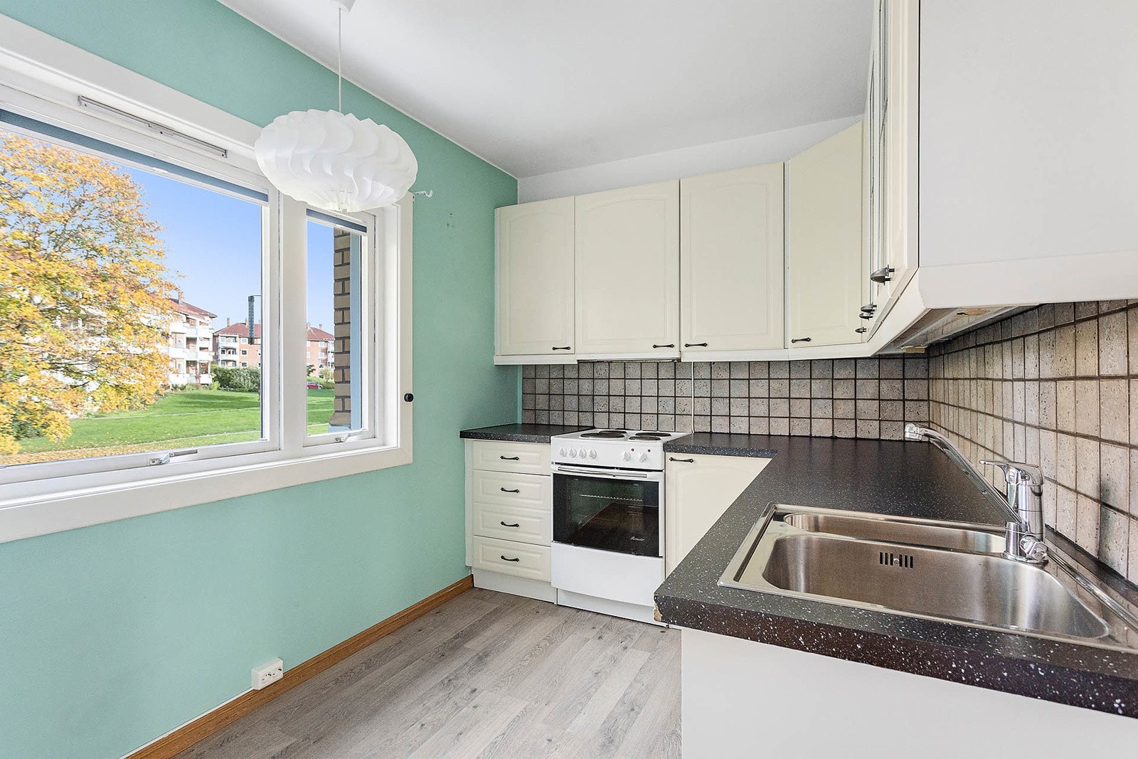 Kjøkkenet har godt med skap- og benkeplass. Galleribilde