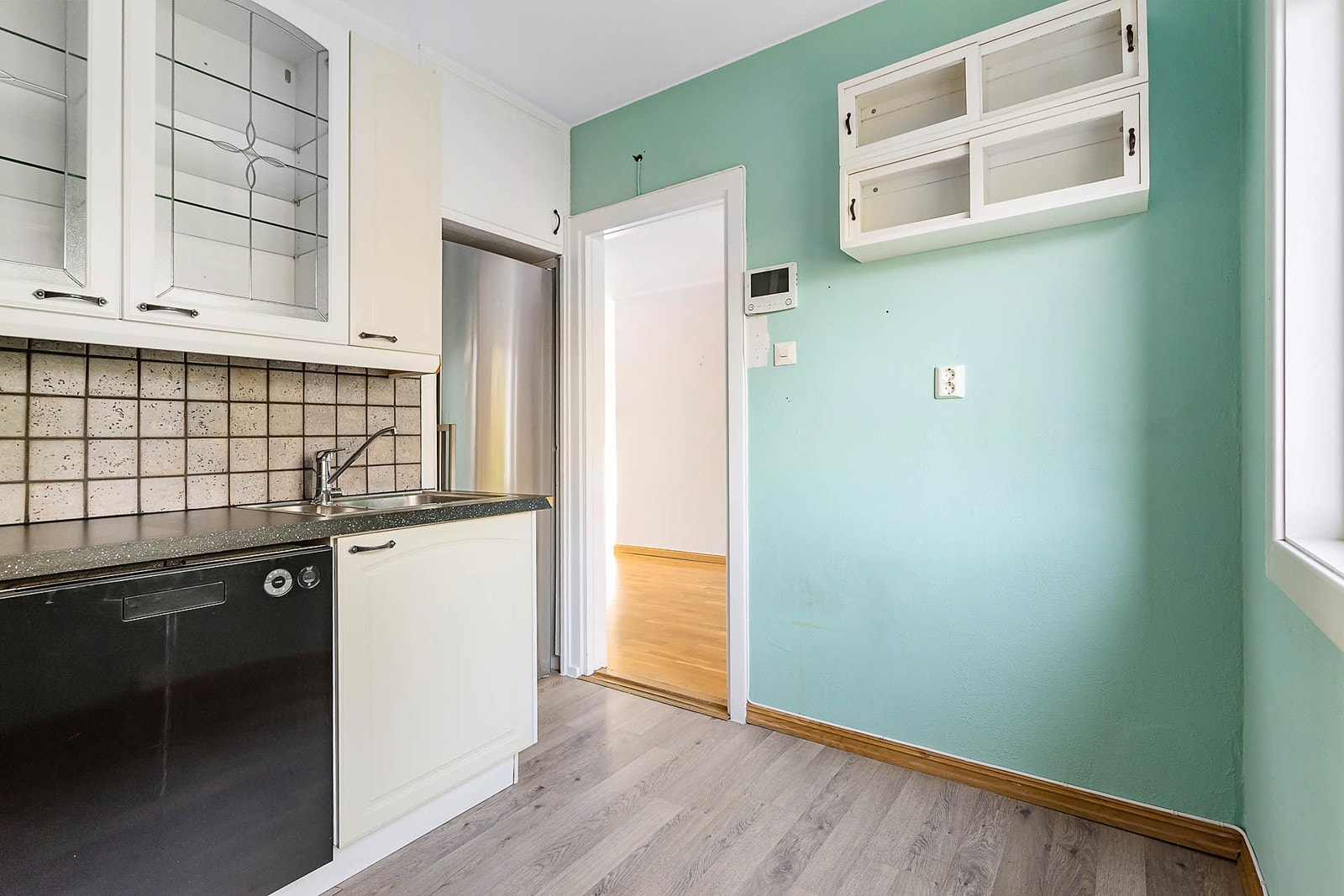 Separat kjøkken med adkomst fra stue. Galleribilde