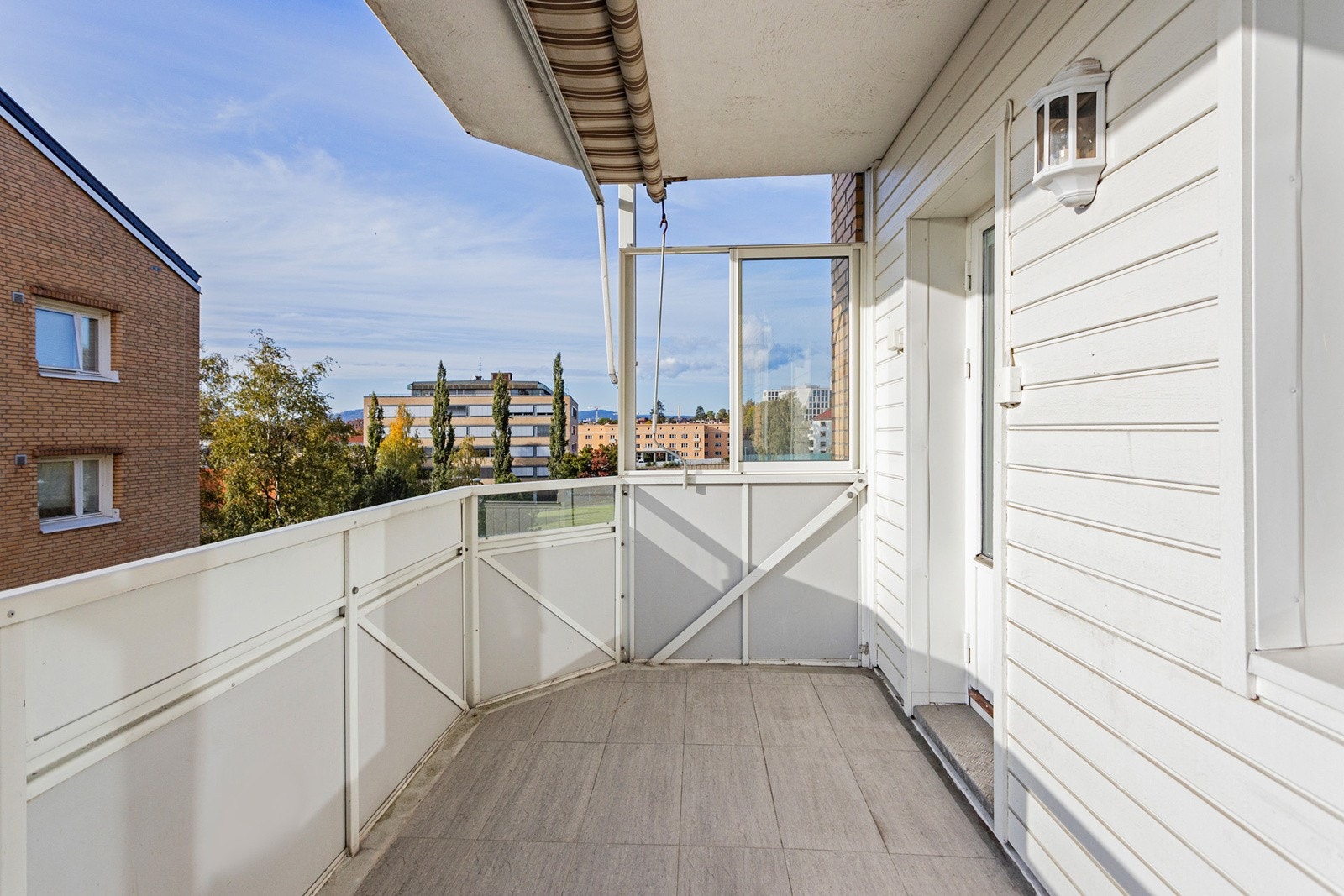 Vestvendt balkong med god plass til utemøbler. Galleribilde