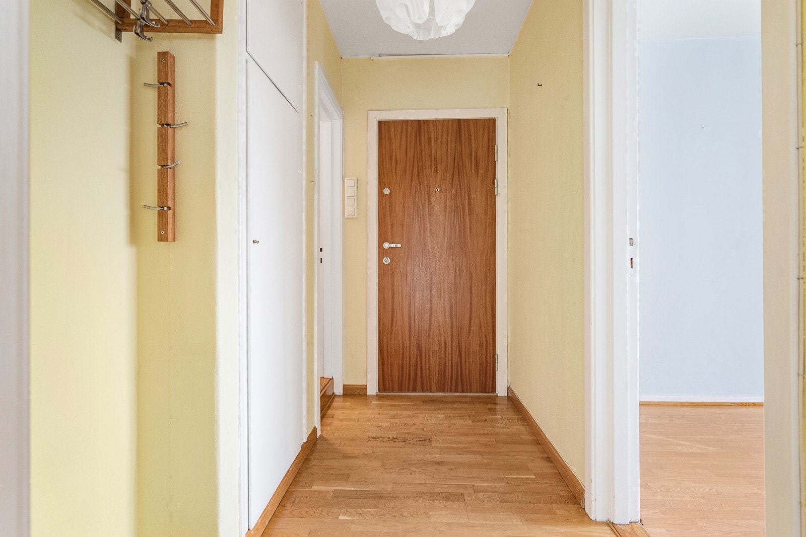 Entré med plass til å henge fra seg yttertøy og sette fra seg sko. Galleribilde