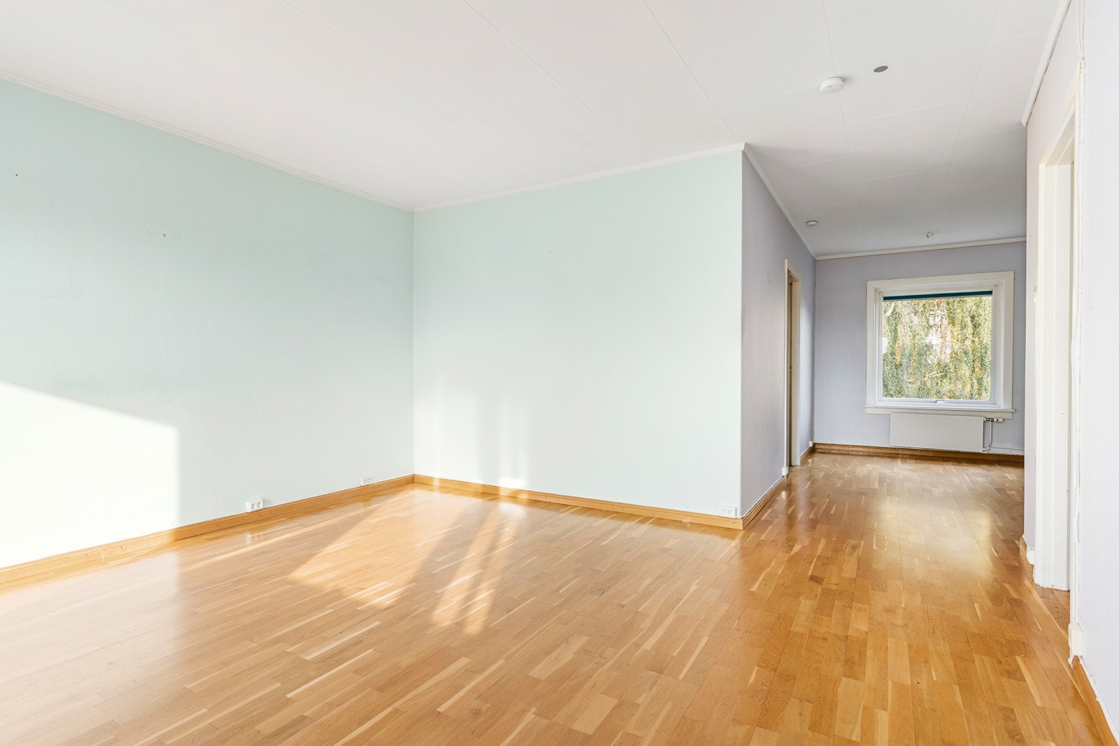 I enden av stue er det en spisestue. Galleribilde