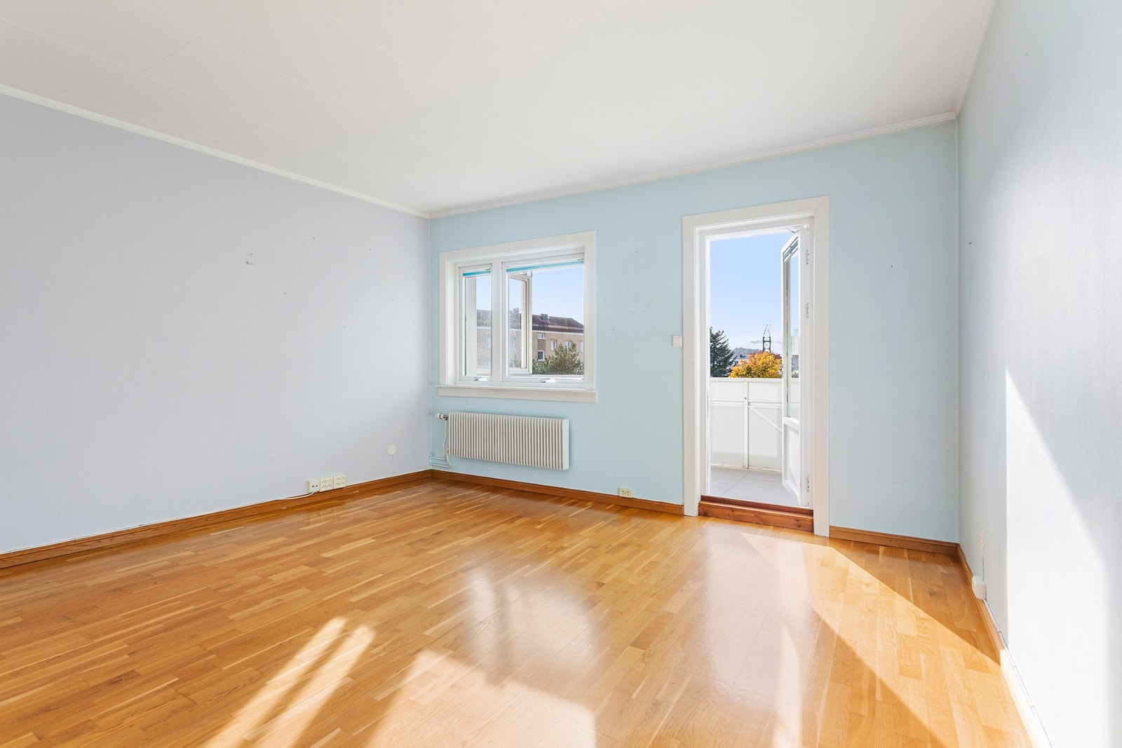 Store vindusflater og tilknytning til leilighetens balkong med glassdør gir rommet godt med naturlig lys. Galleribilde