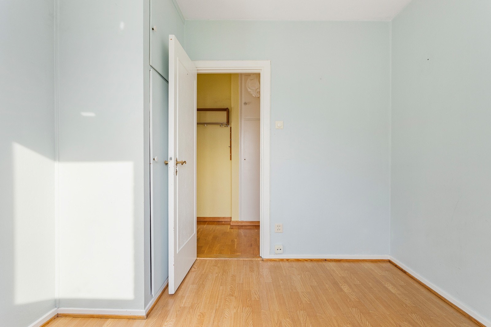 Soverom med plassbygd skap. Galleribilde