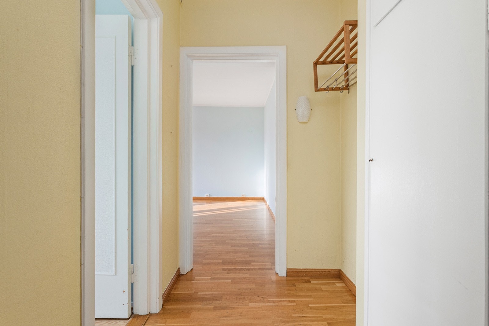 Det er ett plassbygd skap som kan benyttes til yttertøy i entré. Galleribilde