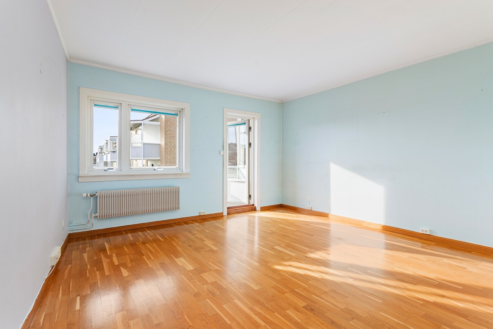 Luftig stue med mange møbleringsmuligheter og utgang til balkong. Galleribilde