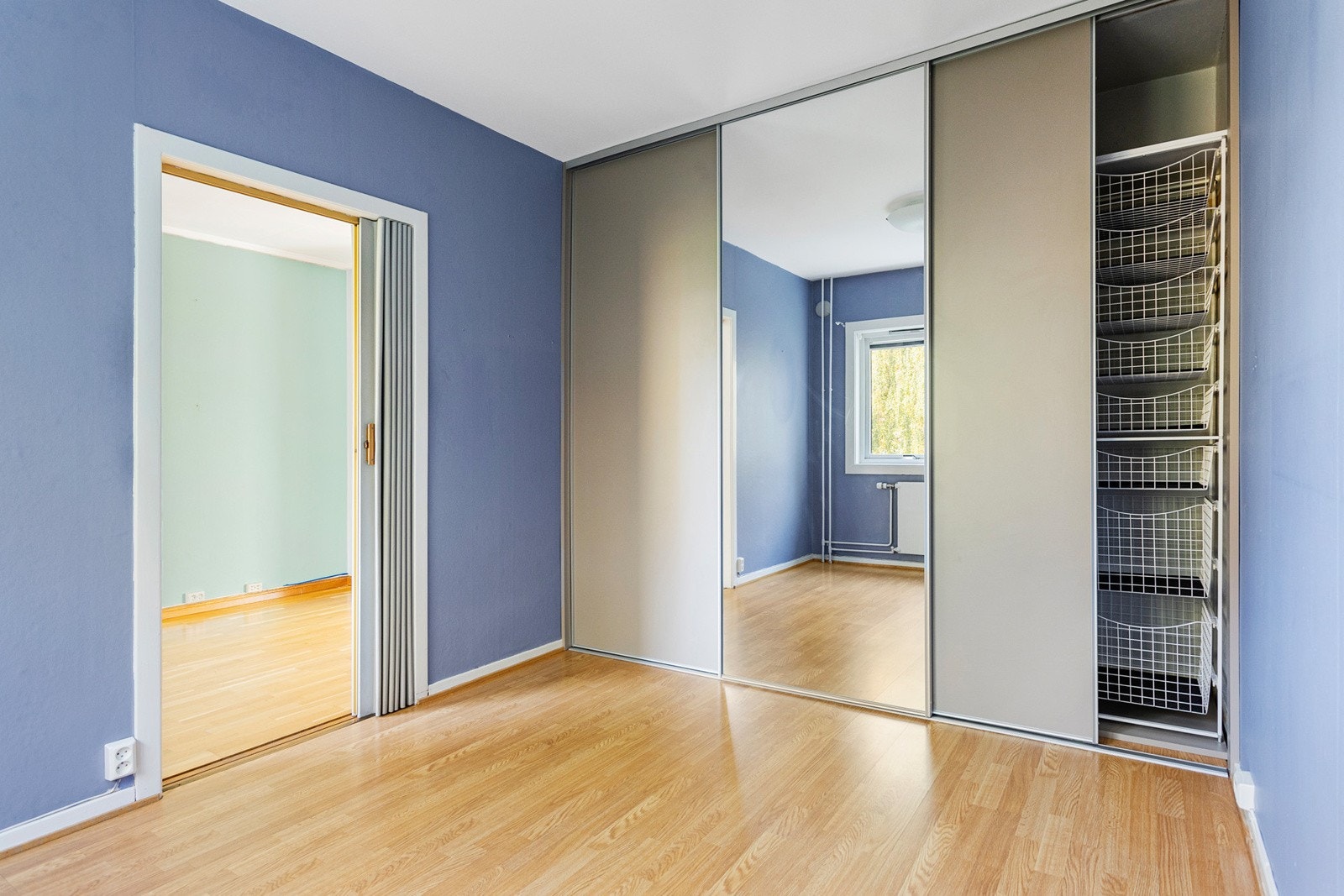 Soverom med god plass til dobbeltseng og er utstyrt med skyvedørsgarderobe med speil. Galleribilde