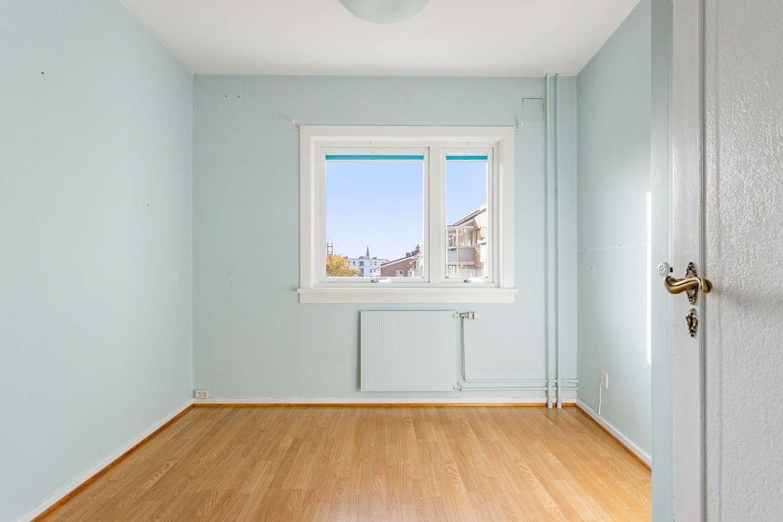 Soverommet er lyst og luftig og god plass til seng og nattbord. Galleribilde