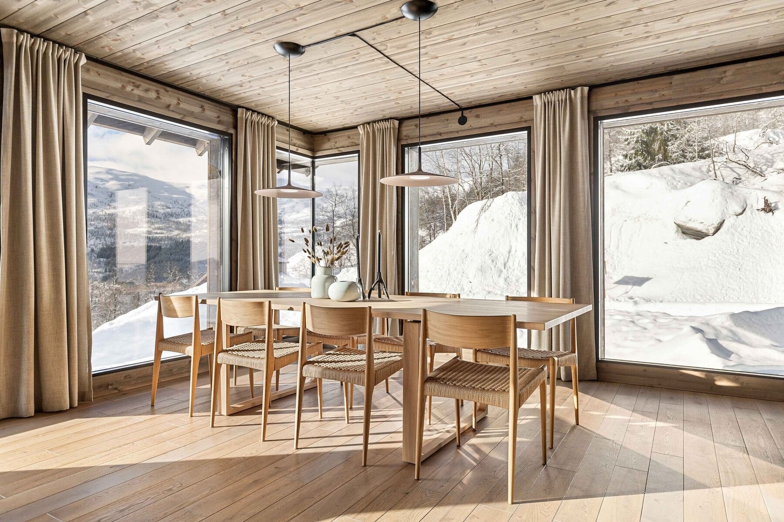 Hytta er smakfullt innredet. Foto fra spisestuen. Galleribilde
