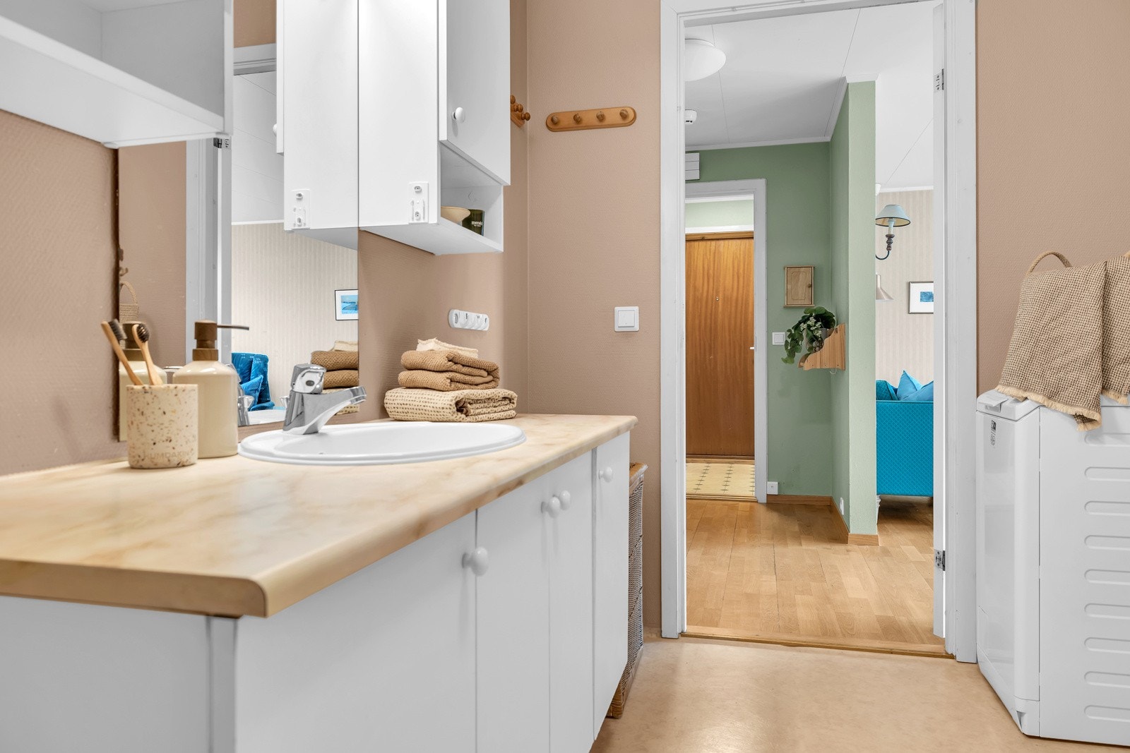 Mellom stuen og soveorm i hovedetasjen finner du badet Galleribilde