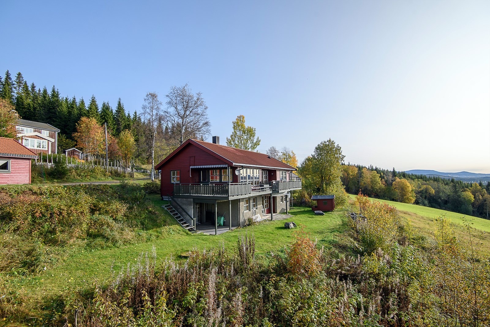 Tomten er i hovedsak bestående av naturtomt og plenareal Galleribilde