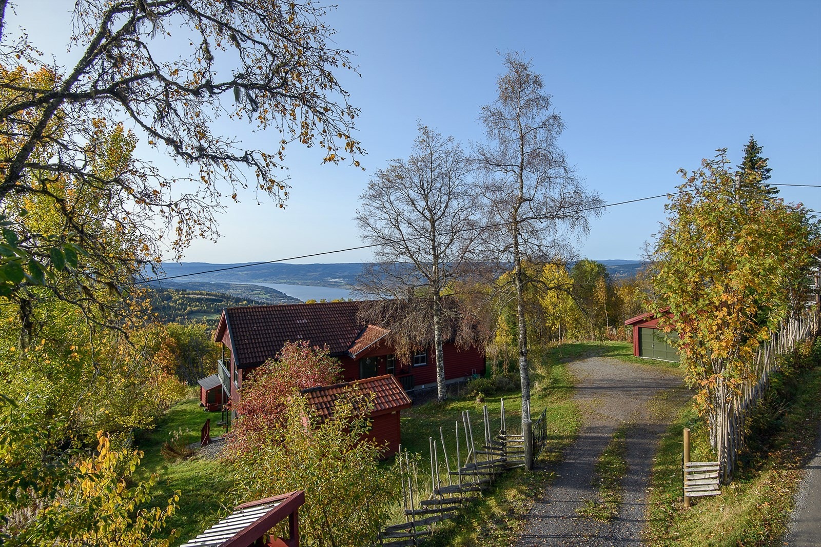 Enebolig på fritt og usjenert utsiktstomt Galleribilde