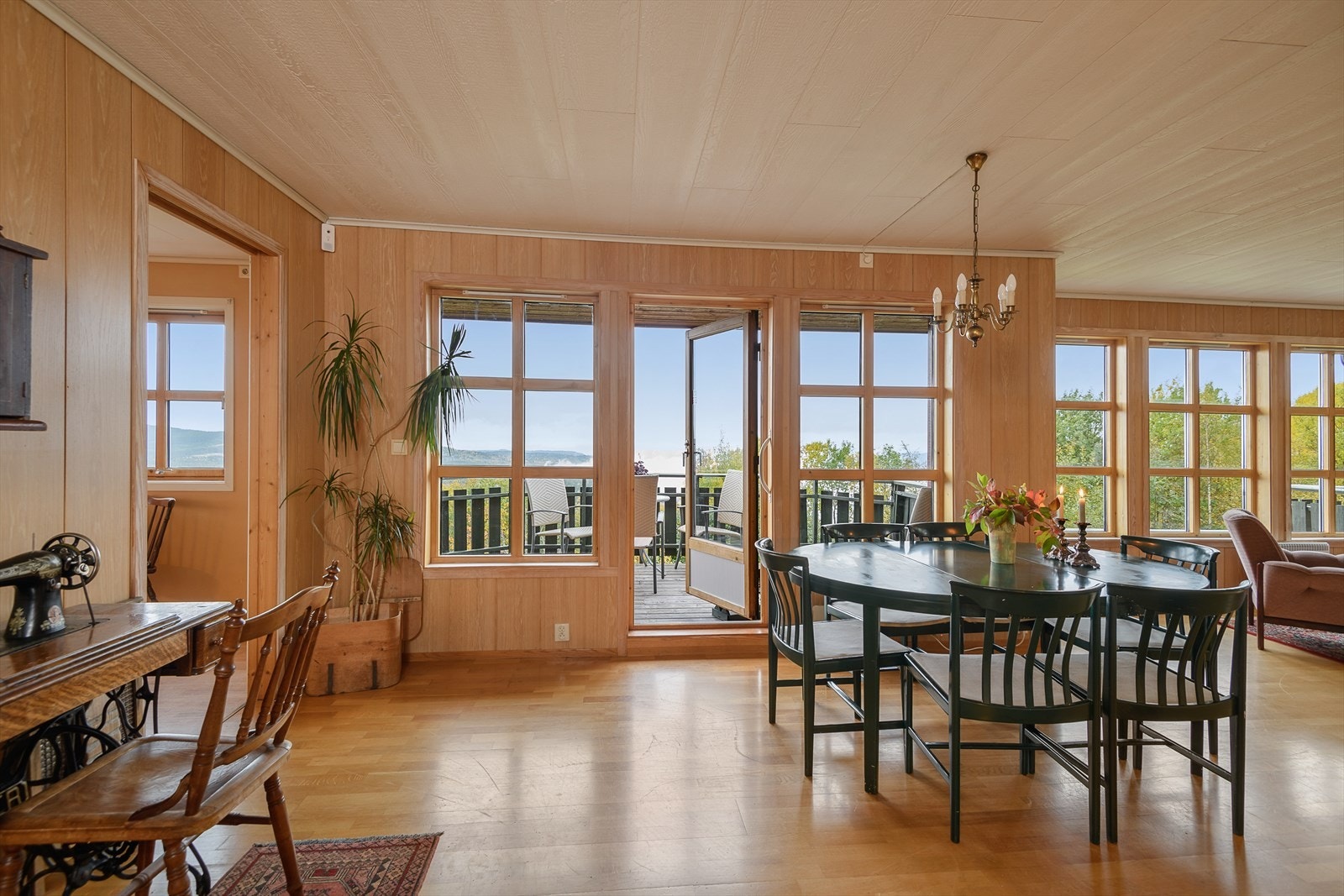 Verandadør fører ut til solrik veranda Galleribilde