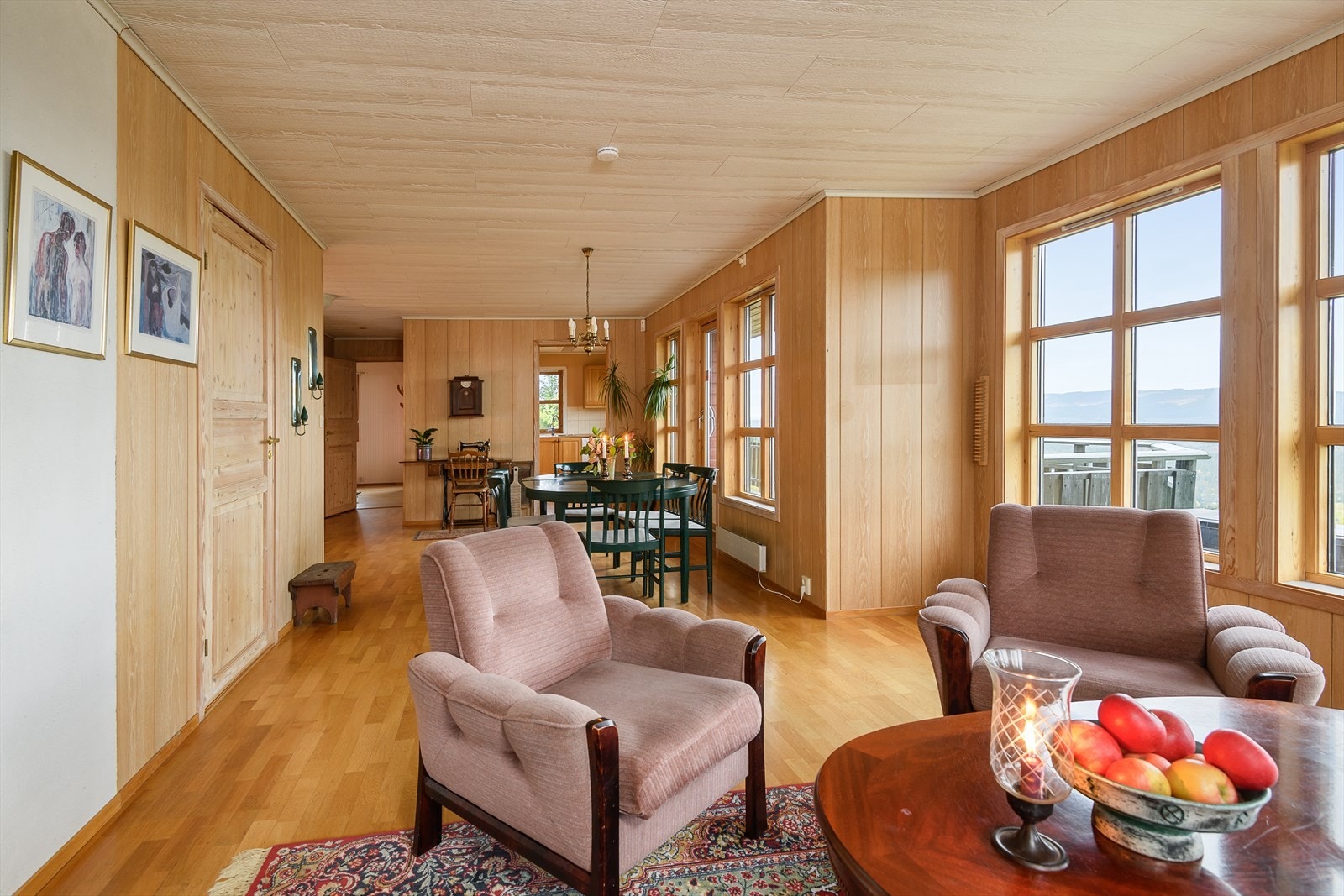 I stuen er det plass til sofa- og spisegruppe Galleribilde