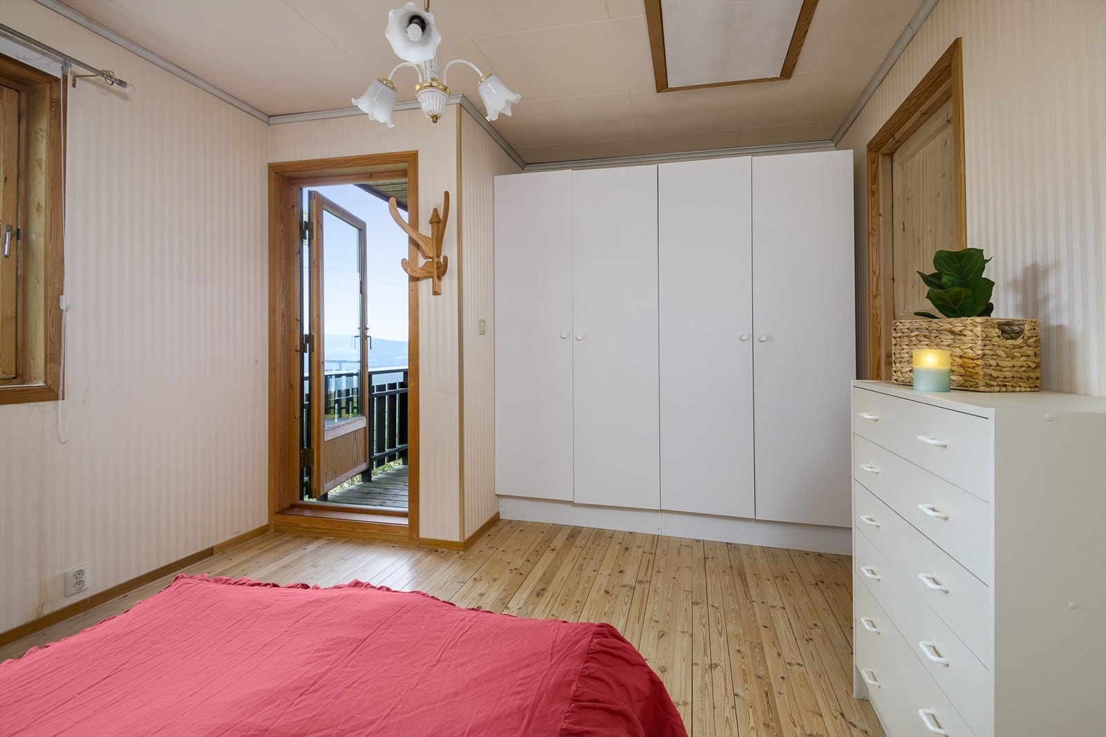 Soverom med utgang til veranda og plass til garderobe Galleribilde