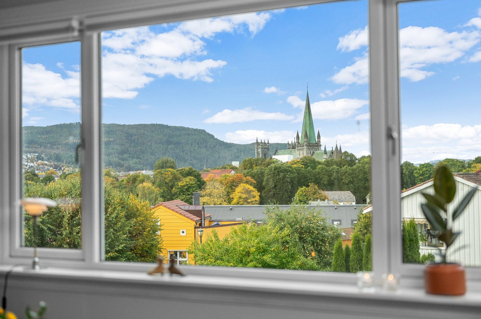 Utsikten fra stuevinduet vitner om en aldeles nydelig beliggenhet. Galleribilde