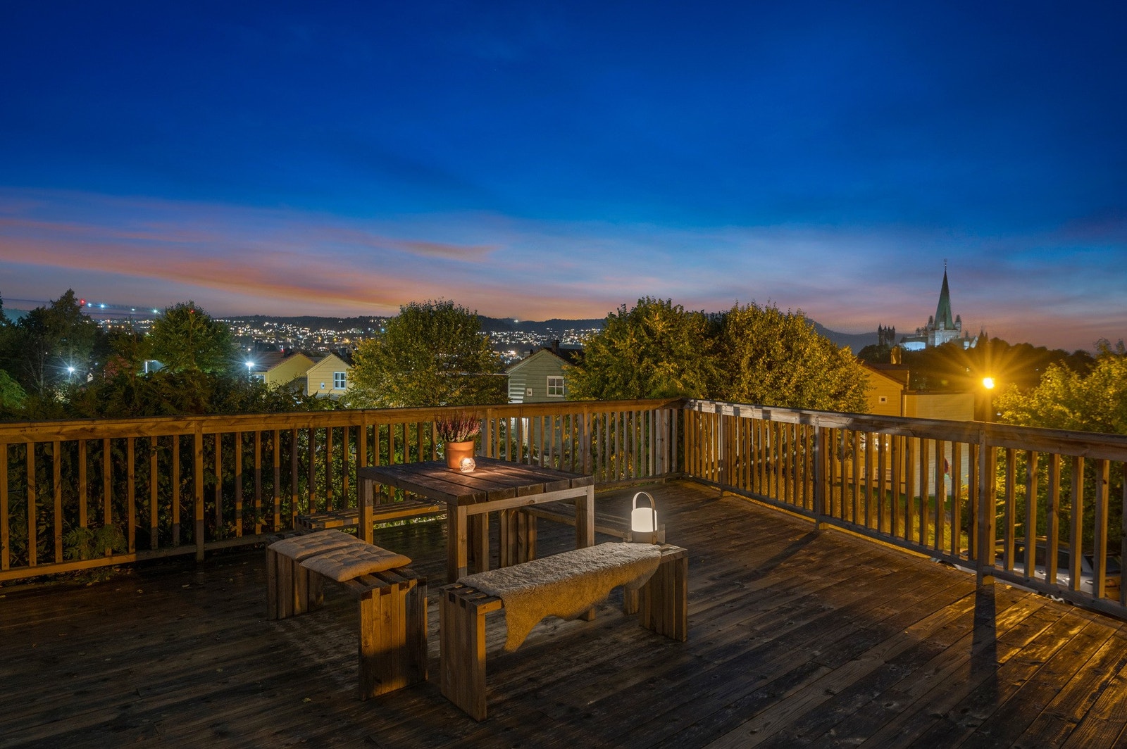 Felles terrasse til fri anvendelse fra beboere i sameiet. Galleribilde