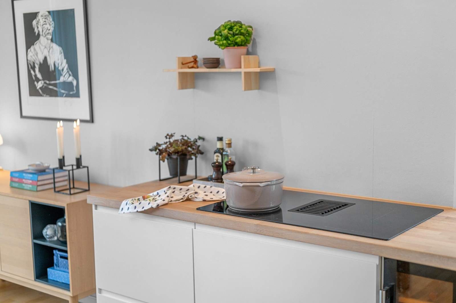 Induksjon platetopp med integrert ventilator. Galleribilde