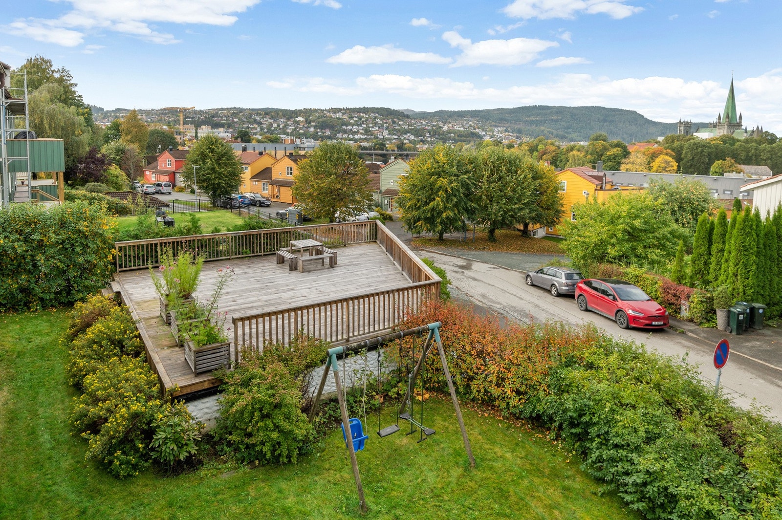 Hagen er opparbeidet med både plen og lekestativ. Over garasjene er det etablert en felles terrasse på vegne av sameiet. Galleribilde