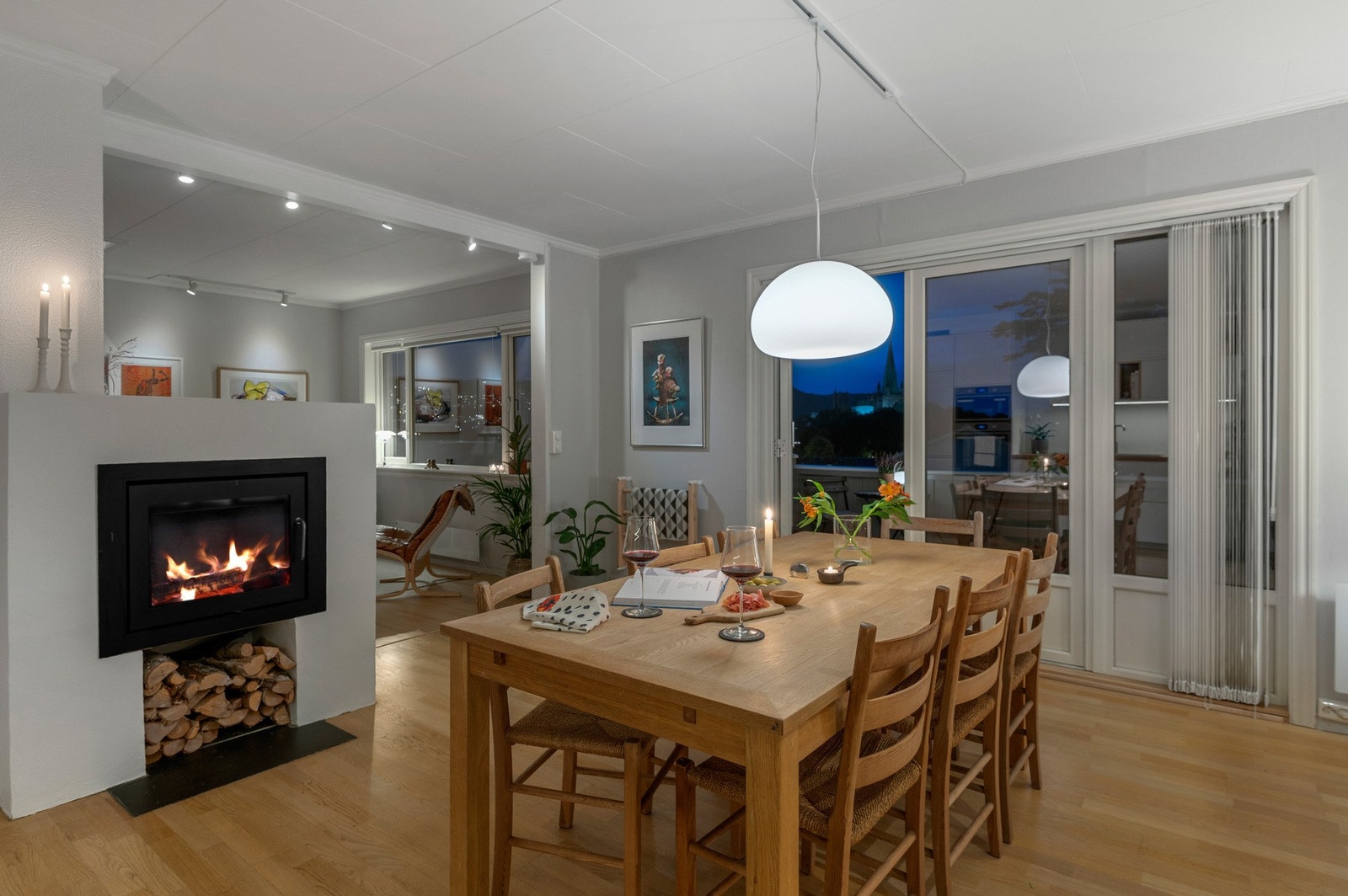 Kjøkken og spisestue er naturlig avdelt fra resten av stuen med en flott peisovn. Galleribilde