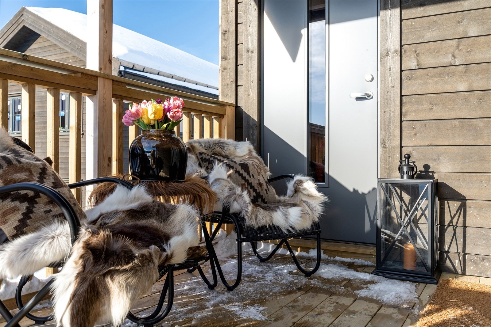 Lun og trivelig terrasse ved inngangen. Fra terrassen er det tilgang til bod/teknisk rom Galleribilde