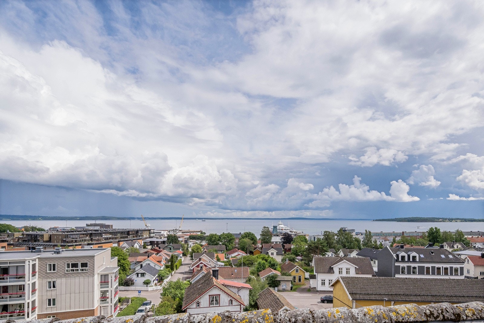 Her er det bare å invistere i en kikkert, for her kan du følge med på ferge trafikken som går forbi. Galleribilde