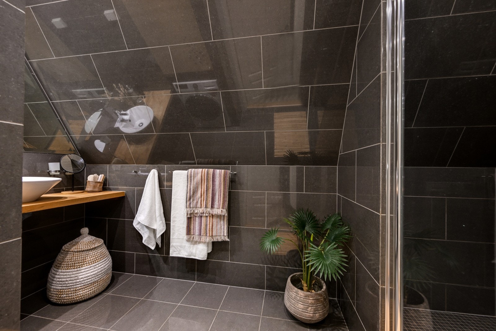 Leiligheten har et flislagt bad med moderne design og lekre detaljer. Galleribilde