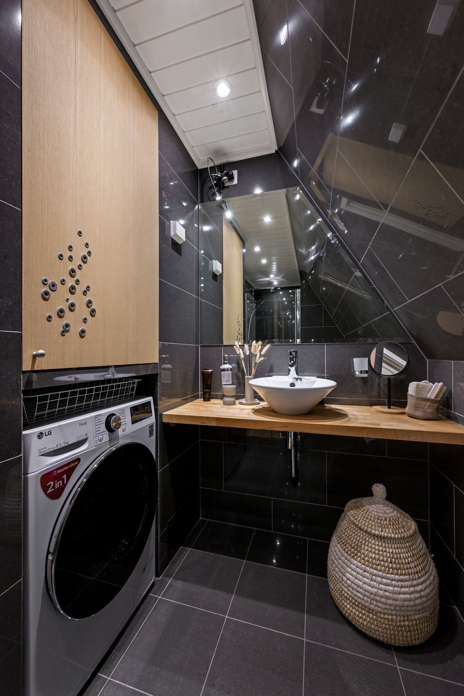 Badet er fra 2014 og har opplegg for vaskemaskin, samt gulvvarme. Galleribilde