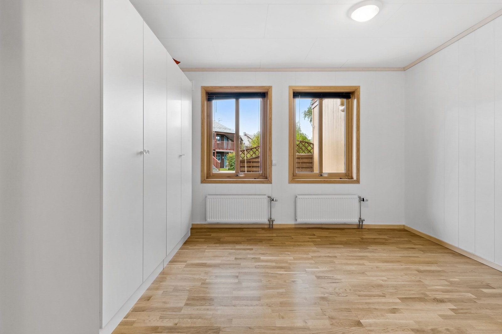 Romslig soverom med to doble garderobeskap Galleribilde