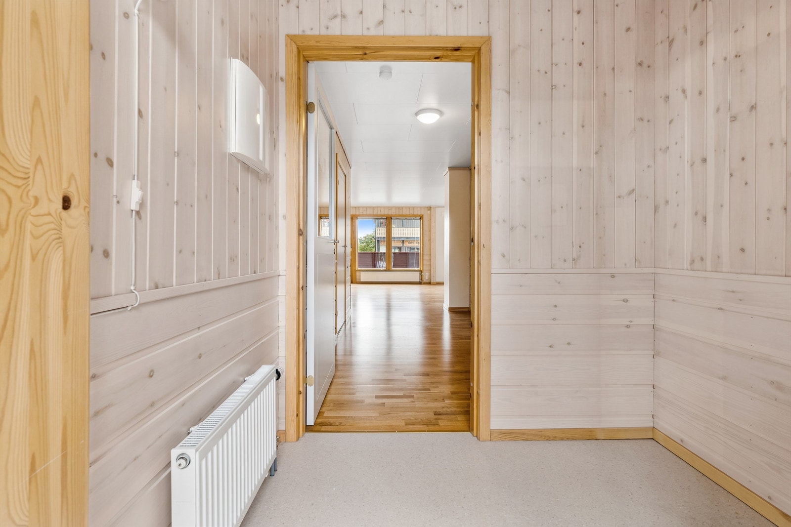 Lys og pen entré med trinnfri adkomst Galleribilde