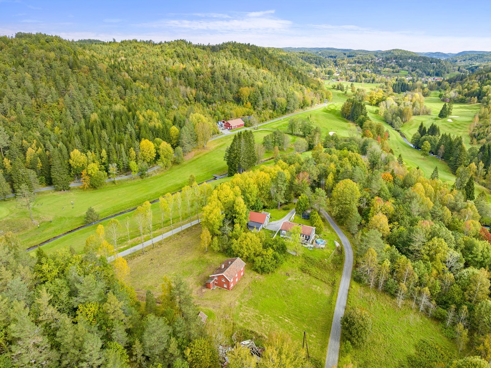 Fredfulle omgivelser og natur som nærmeste nabo, spredt boligbebyggelse, skogsområder, tjern og elveløp. Eiendommen omsluttes delvis av det flotte golfanlegget på Nes Verk. Galleribilde