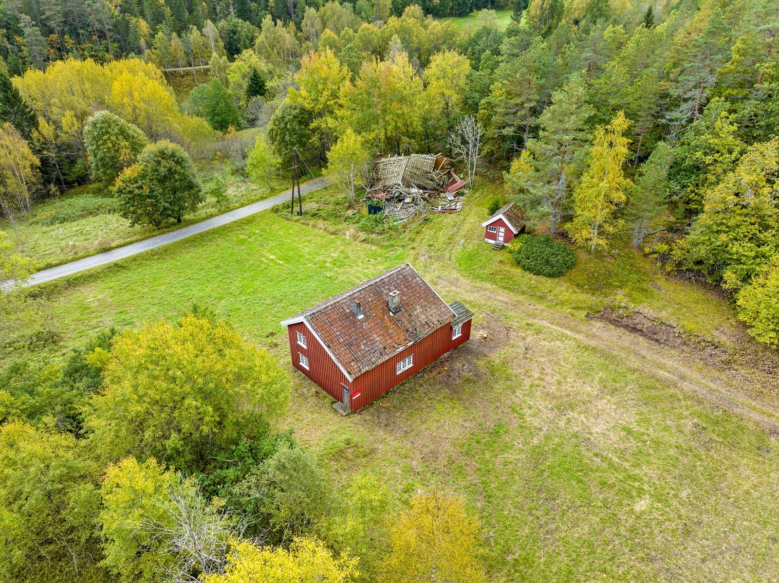 Tomten vil bli fradelt i forbindelse med salget. Det tas forbehold om at Tvedestrand kommune godkjenner fradelingen. Galleribilde