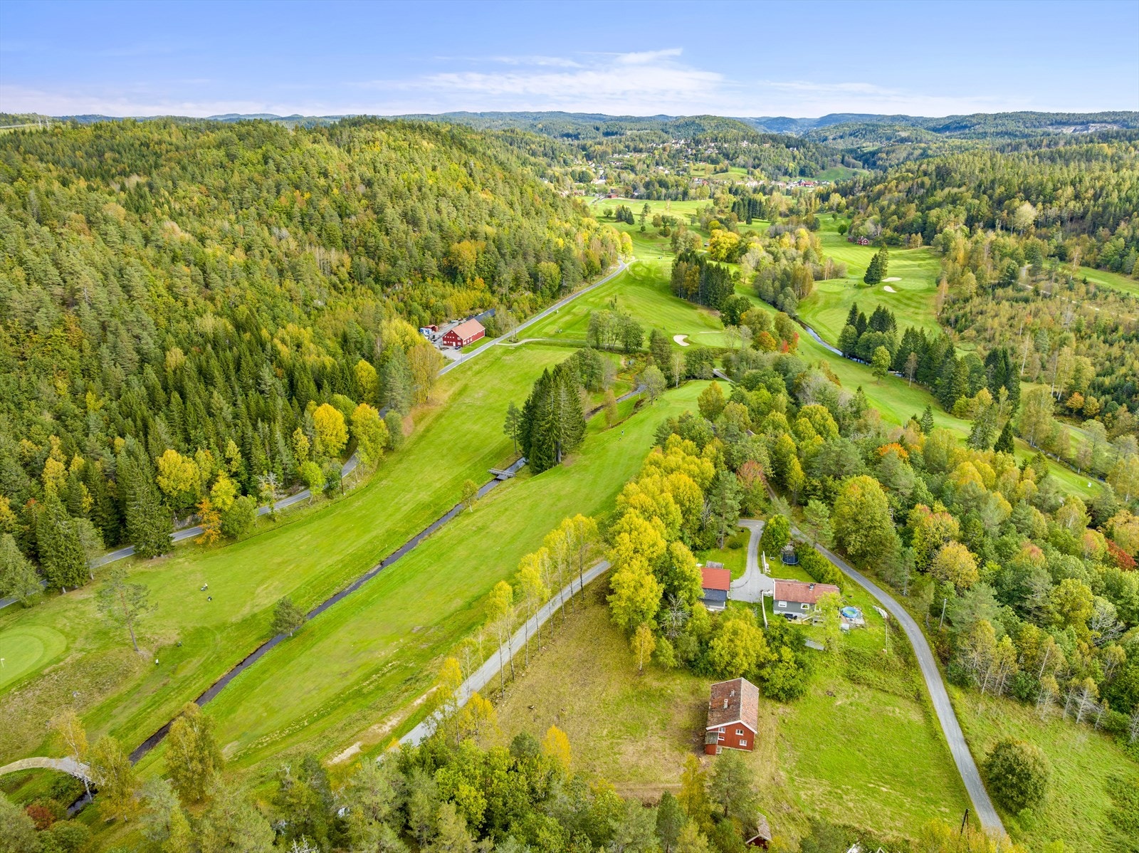 Eiendommen omsluttes delvis av det flotte golfanlegget på Nes Verk, mellom utslagene på hull 5 og 16. Arendal og Omegn Golfklubb har en 18 hulls hovedbane av høy standard. Galleribilde