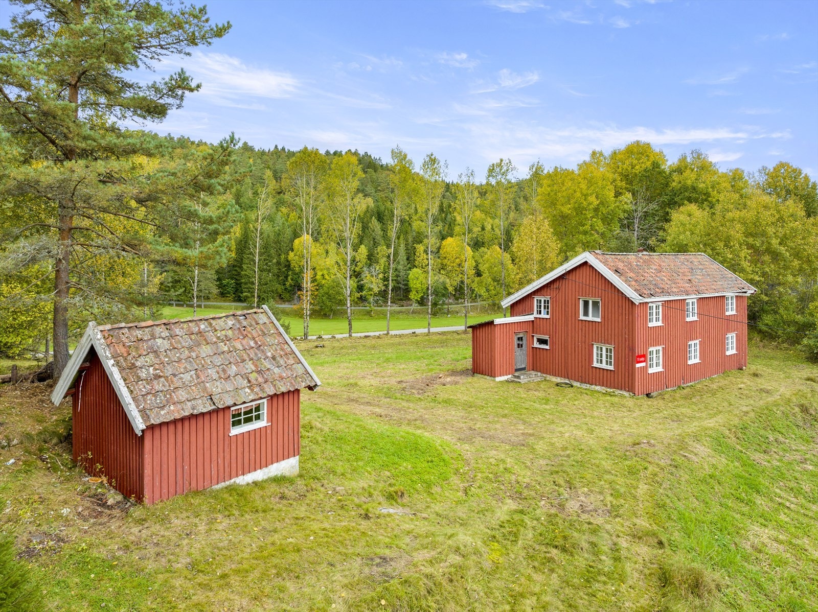 Eldre våningshus oppført over 2 etasjer. Frittliggende mindre bu og rester av eldre uthus (sammenrast). Bygningsmassen må anses som totalrenoveringsobjekt og trenger omfattende rehabilitering før bruk til boligformål. Galleribilde